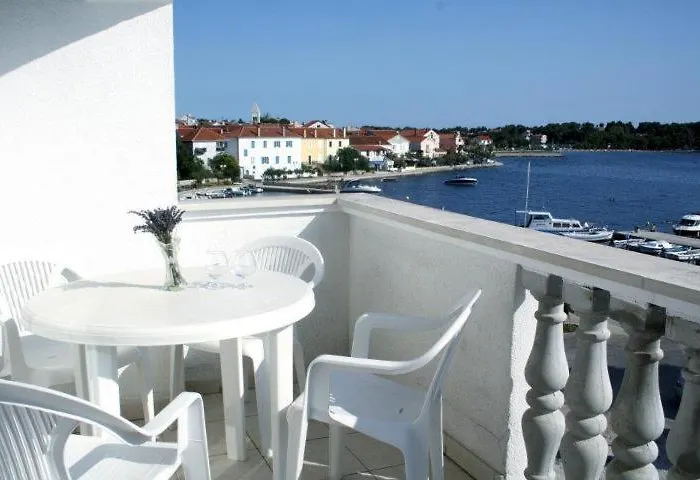 아파트 Leo 돈제페트레케인