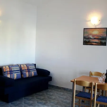 Leo Apartment